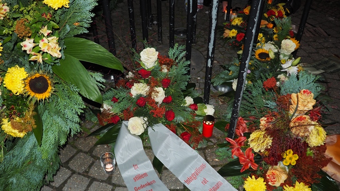 9.11.15 Gedenken an die Opfer der NS-Zeit Gesteck Integrationsrat 09.11.15